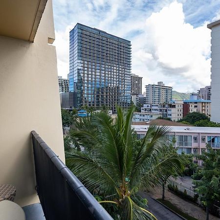 Gorgeous One Bedroom Bamboo Blocks From The Beach Гонолулу Экстерьер фото