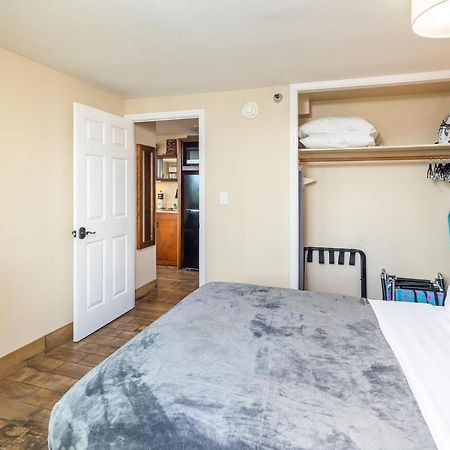 Gorgeous One Bedroom Bamboo Blocks From The Beach Гонолулу Экстерьер фото