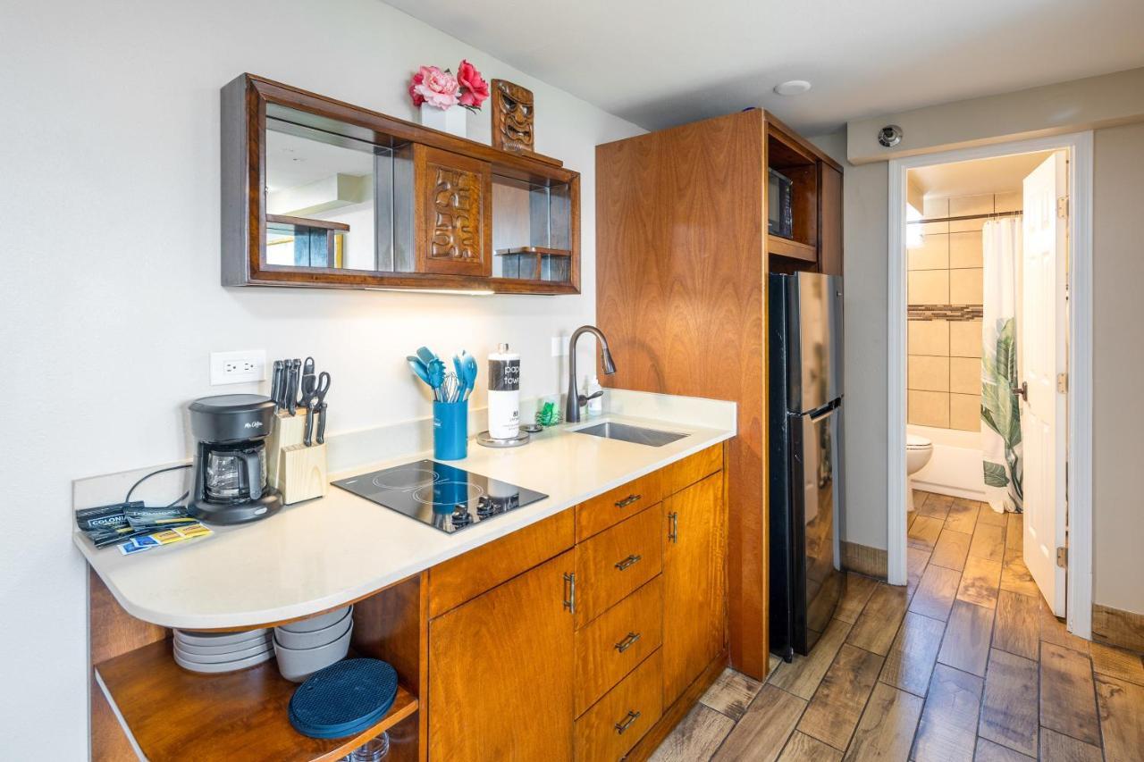 Gorgeous One Bedroom Bamboo Blocks From The Beach Гонолулу Экстерьер фото